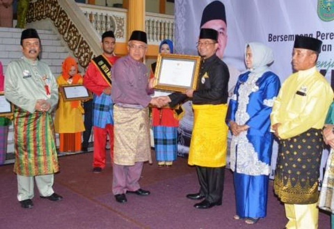 Calempong Oguong Kampar Terima Penghargaan Seni Budaya 2016